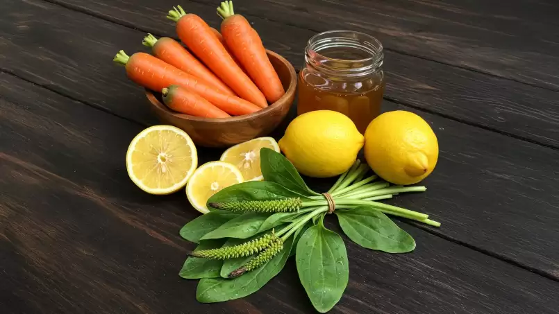 Natuurlijk elixer voor een gezonde lever met wortelen, honing, citroenen en paardenbloem