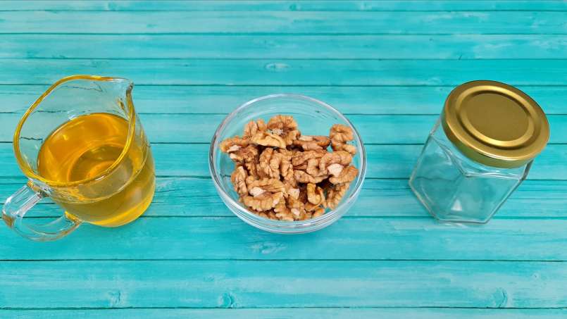 Gehoningde walnootpitten in een potje, foto 6