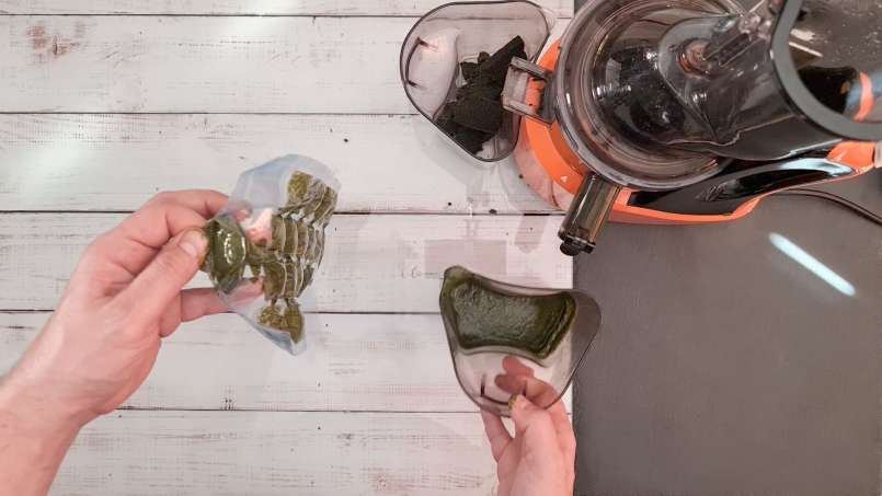 Bevroren ijsklontjes van brandnetelsap, foto 6