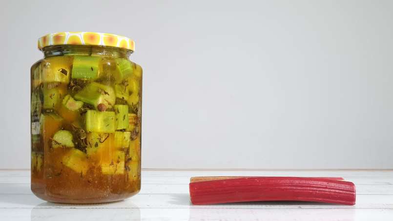 Rabarbermaceraat met honing, groene thee, munt en verschillende kruiden, foto 2