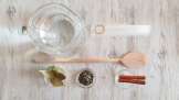 Water met kaneel, laurierblaadjes en groene thee