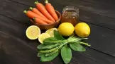 Natuurlijk elixer voor een gezonde lever met wortelen, honing, citroenen en paardenbloem
